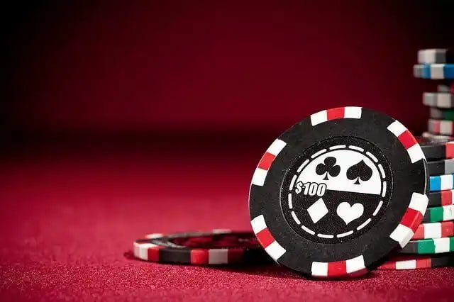 Mega999 Live Roulette — Roulette စားပွဲပေါ်တွင် ဘောလုံး လည်ပတ်နေသောမြင်ကွင်း