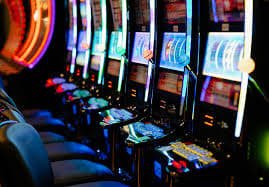 Mega999 APP Live Casino — Smartphone မှ Real Dealer Baccarat Table ကစားနေသောမြင်ကွင်း