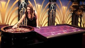 Mega999 Live Baccarat — မြန်မာ Dealer နှင့် တိုက်ရိုက် Baccarat ကစားနေသောပုံ